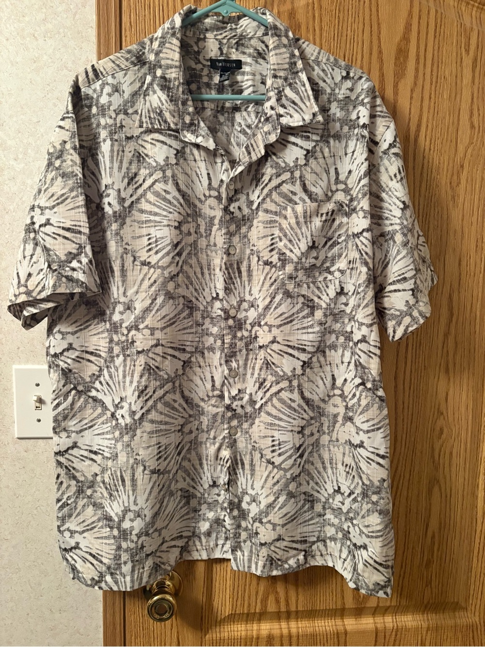 Van Heusen Short-Sleeve Button-Down Shirt in White and Gray Abstract Print